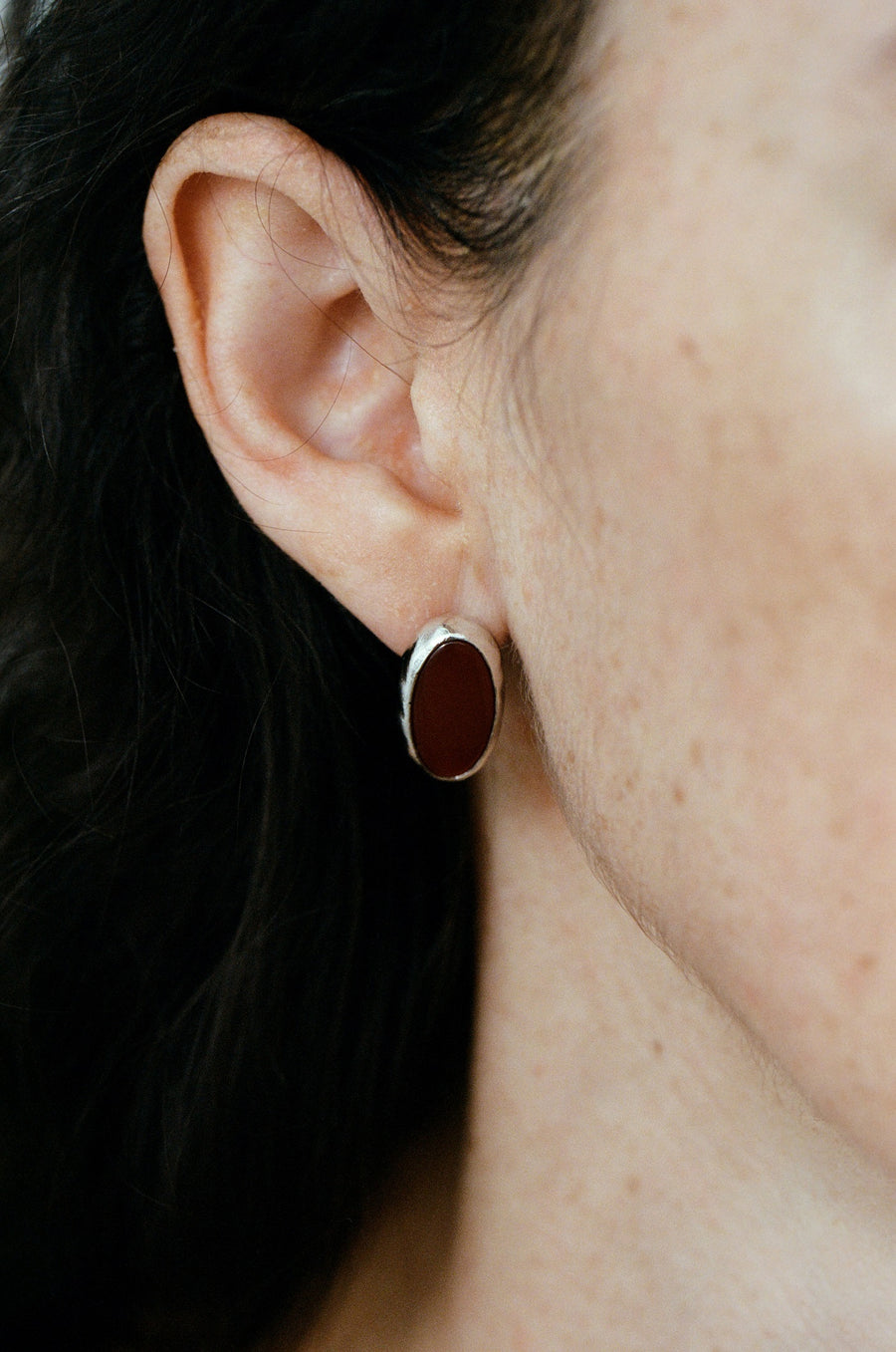 Onxy / Red Oval Studs